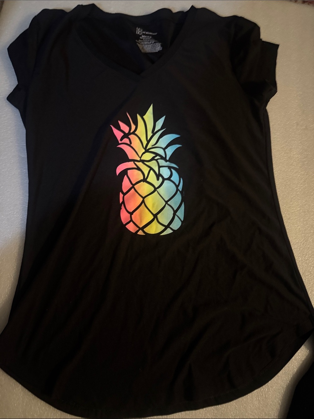 No Boundaries Black V‑Neck Tee with Rainbow Pineapple Graphic size S/CH3-5
